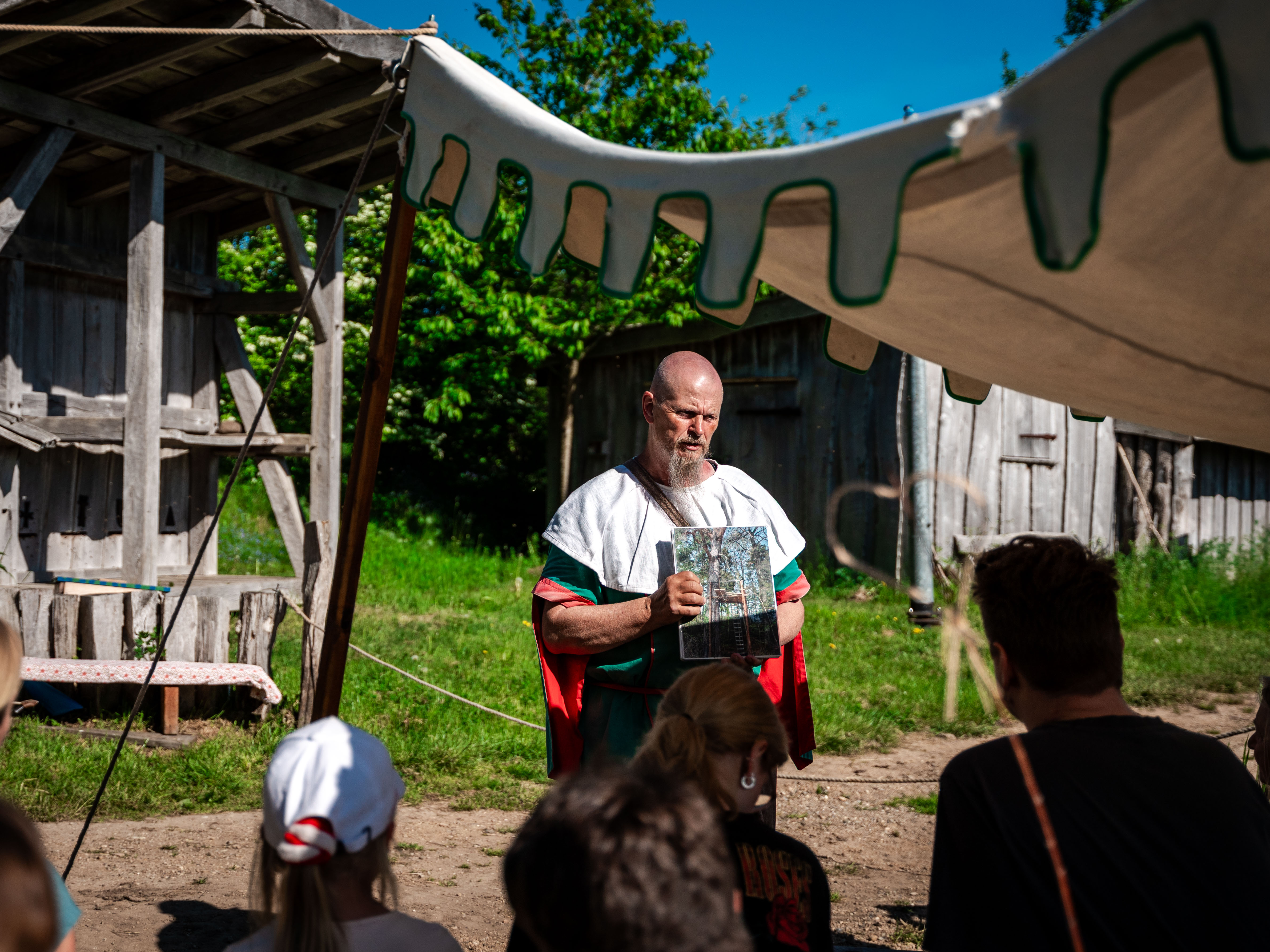 Zeidler Martin zeigt eines seiner Exponate zur Geschichte der Bienenzucht (Foto: Anna Gieseler)
